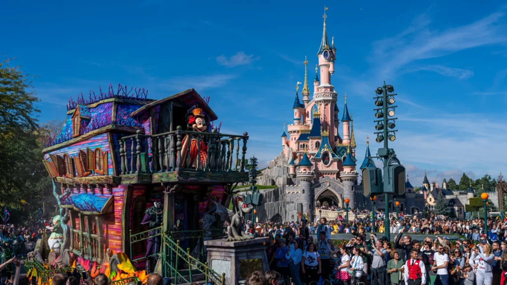 Disneyland Paris Mickey’s Halloween Celebration review • 4K full show video • Mickey's Halloween Celebration Parade & Phantom Stage.