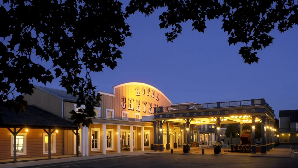 Disneyland Paris Disney Hotel Cheyenne price • 4-star western-style hotel • Booking Disney Hotel Cheyenne at Disneyland Paris.