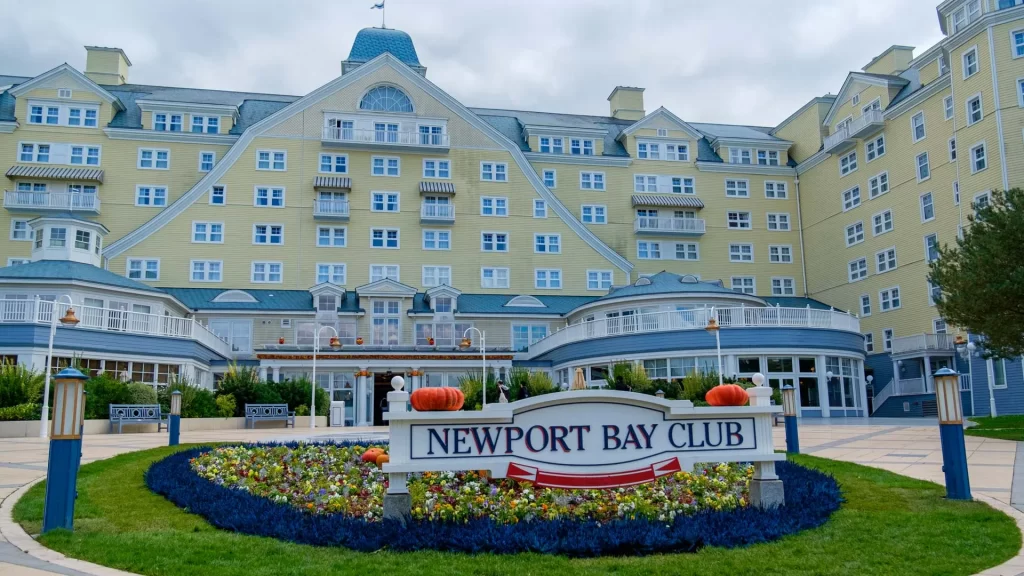 Disneyland Paris Disney's Newport Bay Club price • 4-star hotel in maritime style • Booking Disney Newport Bay Club at Disneyland Paris.