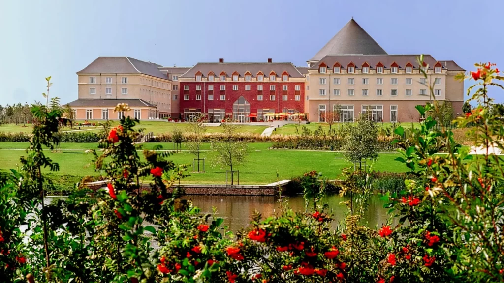 Disneyland Paris Grand Magic Hotel price • 4-star manor-styled hotel • Booking Grand Magic Hotel (Ex Magic Circus) at Disneyland Paris.