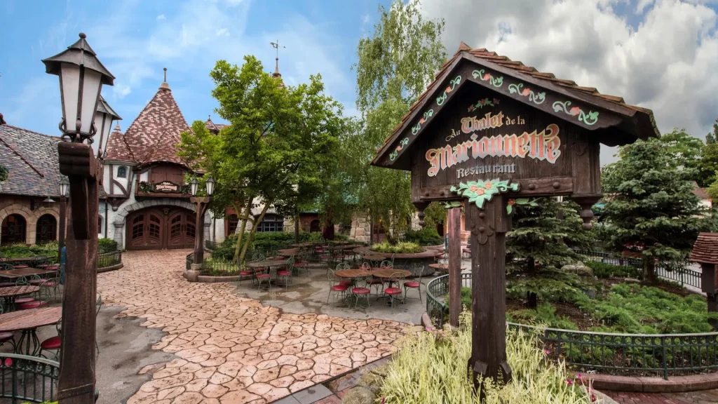 Disneyland Paris Au Chalet de la Marionnette • 4K Video Review • Quick Service Restaurant • Reservation • Au Chalet de la Marionnette prices.