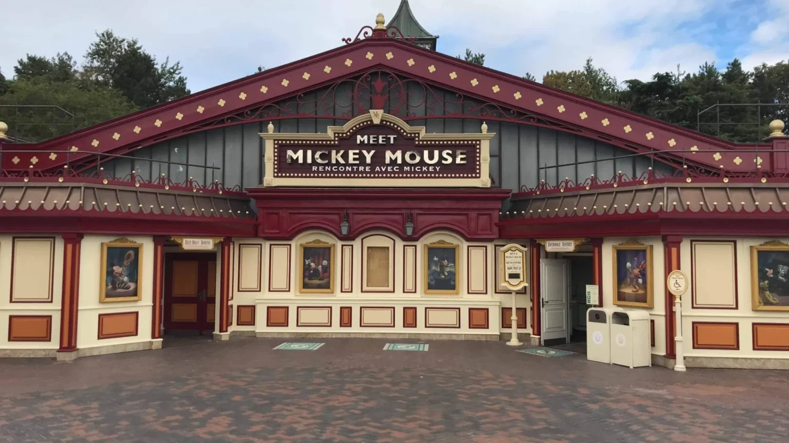 Disneyland Paris Meet Mickey Mouse review • Disneyland Park • Childhood Dreams • Meet Mickey Mouse description.