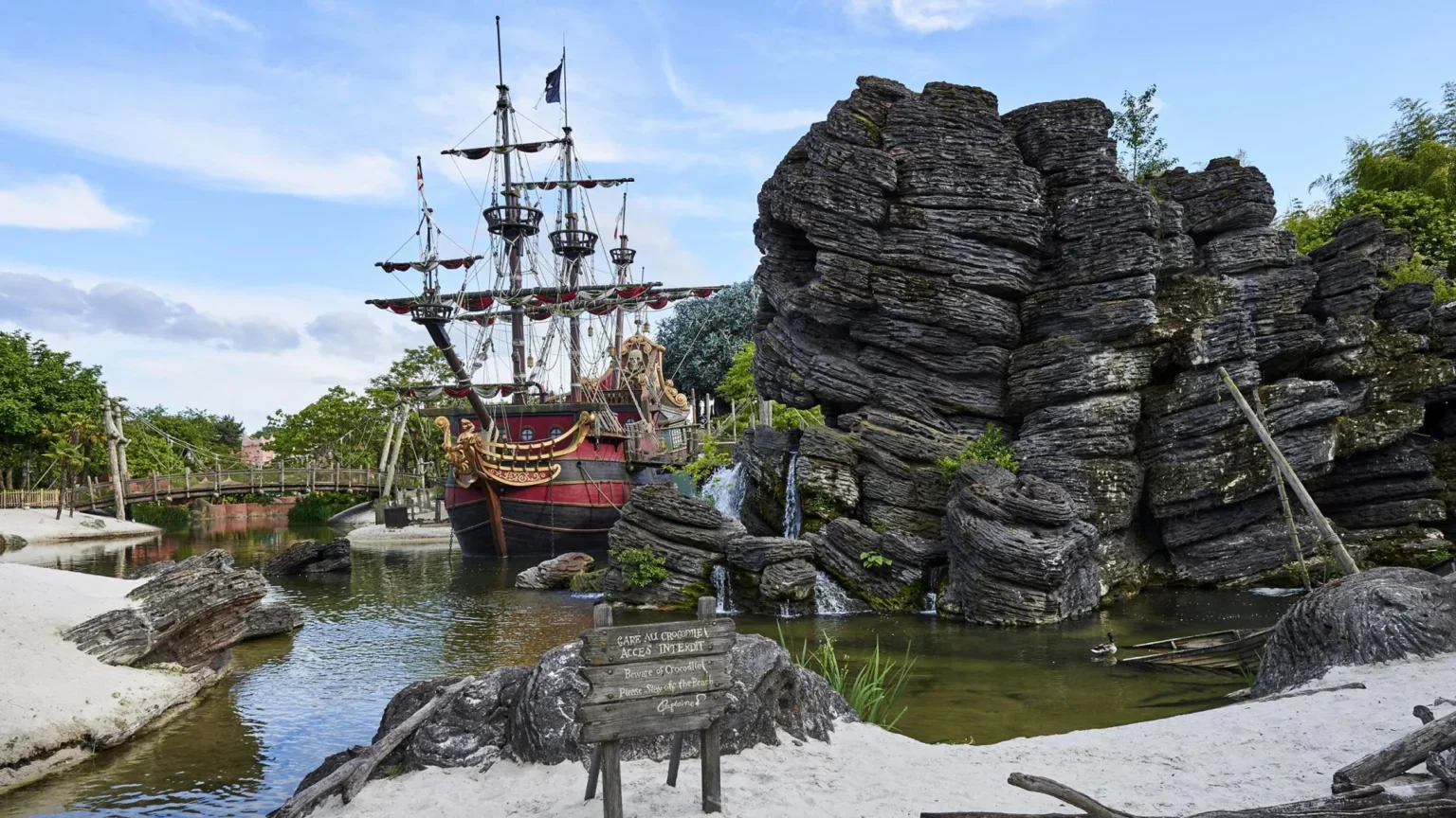 Disneyland Paris Pirates’ Beach review • Disneyland Park • Adventureland • Family Adventures • Pirates’ Beach description.