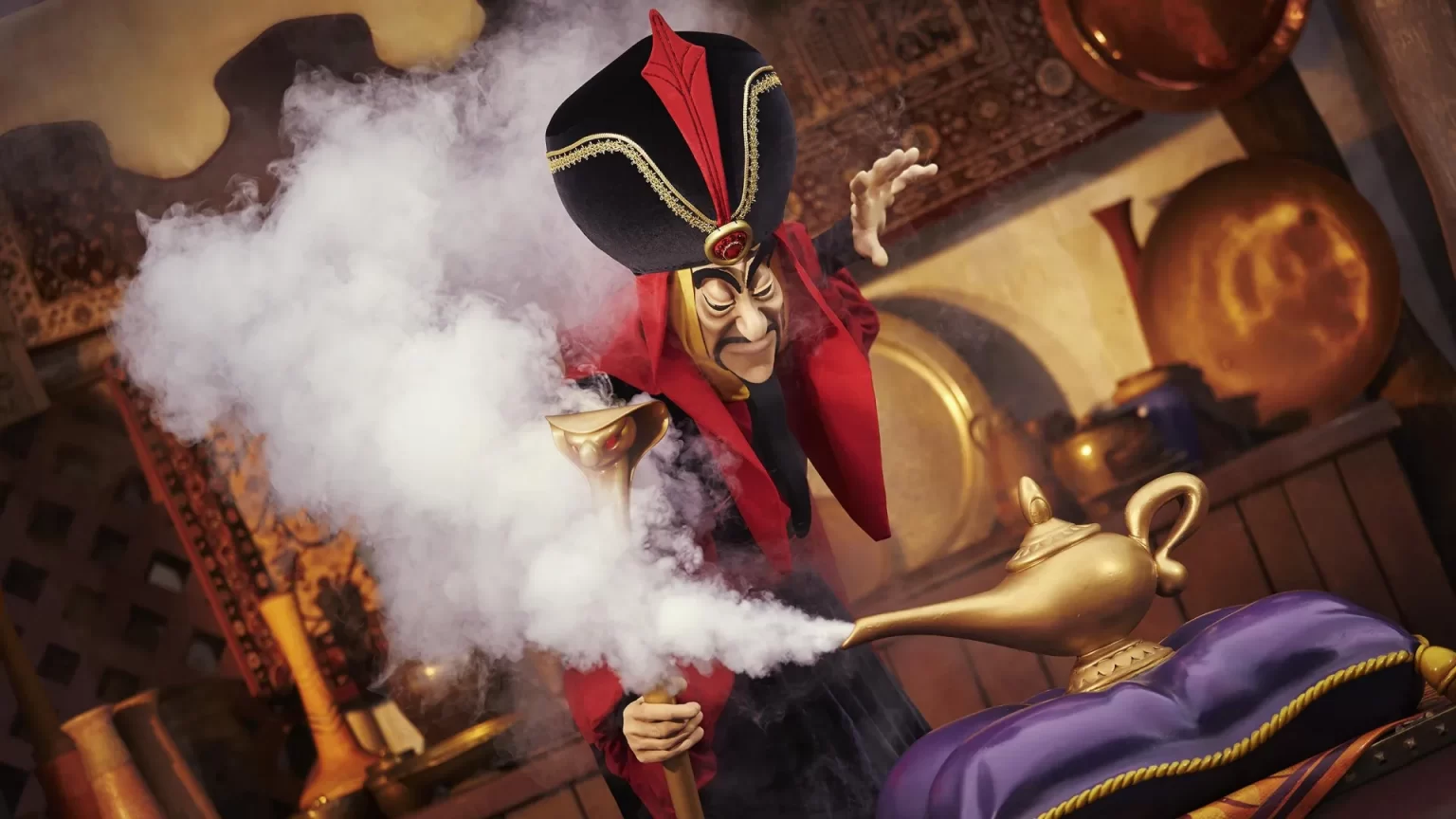 Disneyland Paris Jafar • Meet and greet with Jafar from Aladdin at Disneyland Paris • Photo with Jafar at Disneyland Paris.