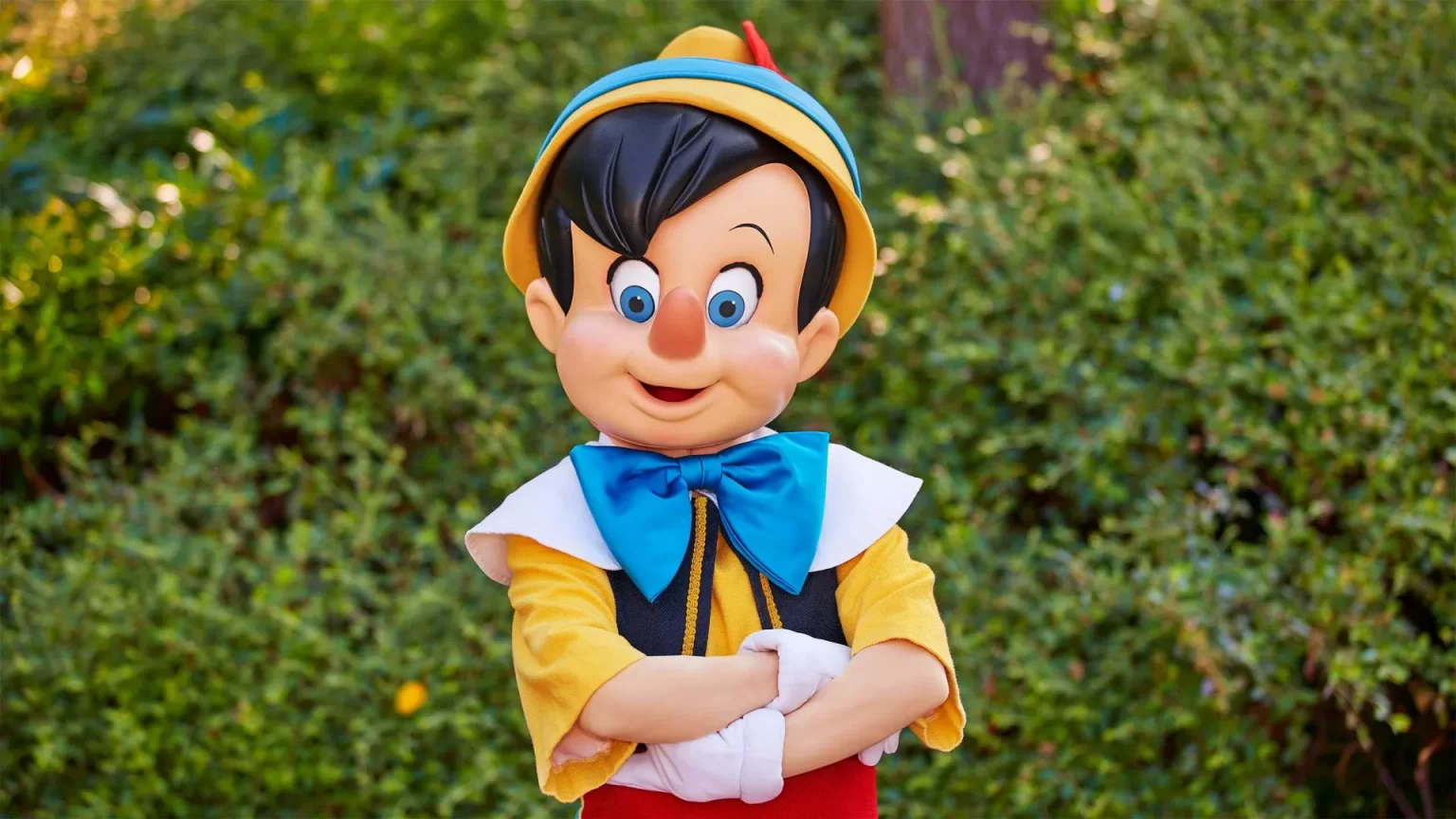 Disneyland Paris Pinocchio • Meet and greet with Pinocchio at Disneyland Paris • Photo with Pinocchio at Disneyland Paris.