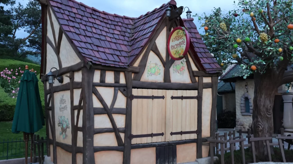 Disneyland Paris L'Arbre Enchanté • 4K Video Review • On-the-go • Reservation • Cafeteria L'Arbre Enchanté price & menu.