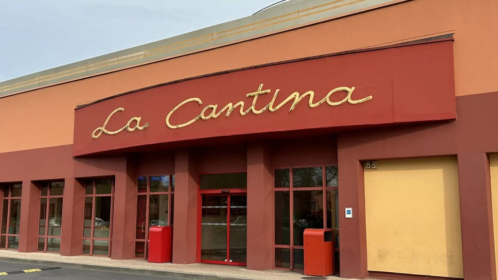 Disneyland Paris La Cantina • 4K Video Review • All-you-can-eat buffet • Reservation • La Cantina prices & menu.