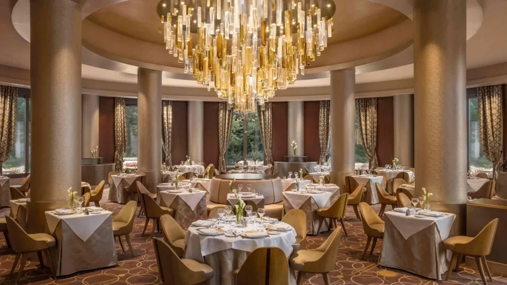 Disneyland Paris Manhattan Restaurant • 4K Video Review • Table Service Restaurant • Reservation • Manhattan Restaurant prices & menu.