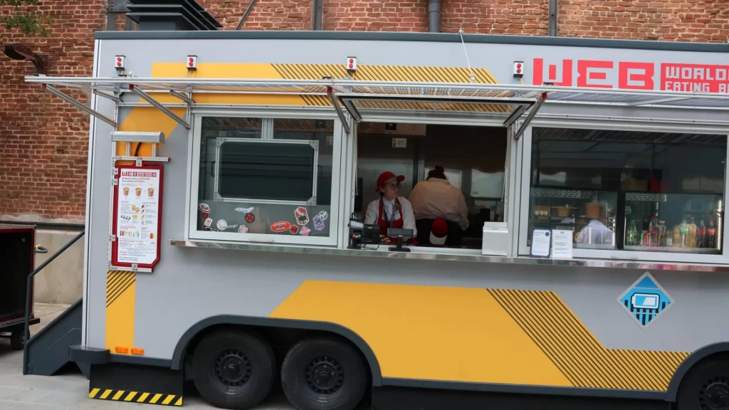 Disneyland Paris WEB Food Truck • 4K Video Review • On-the-go • Reservation • WEB Food Truck price & menu.