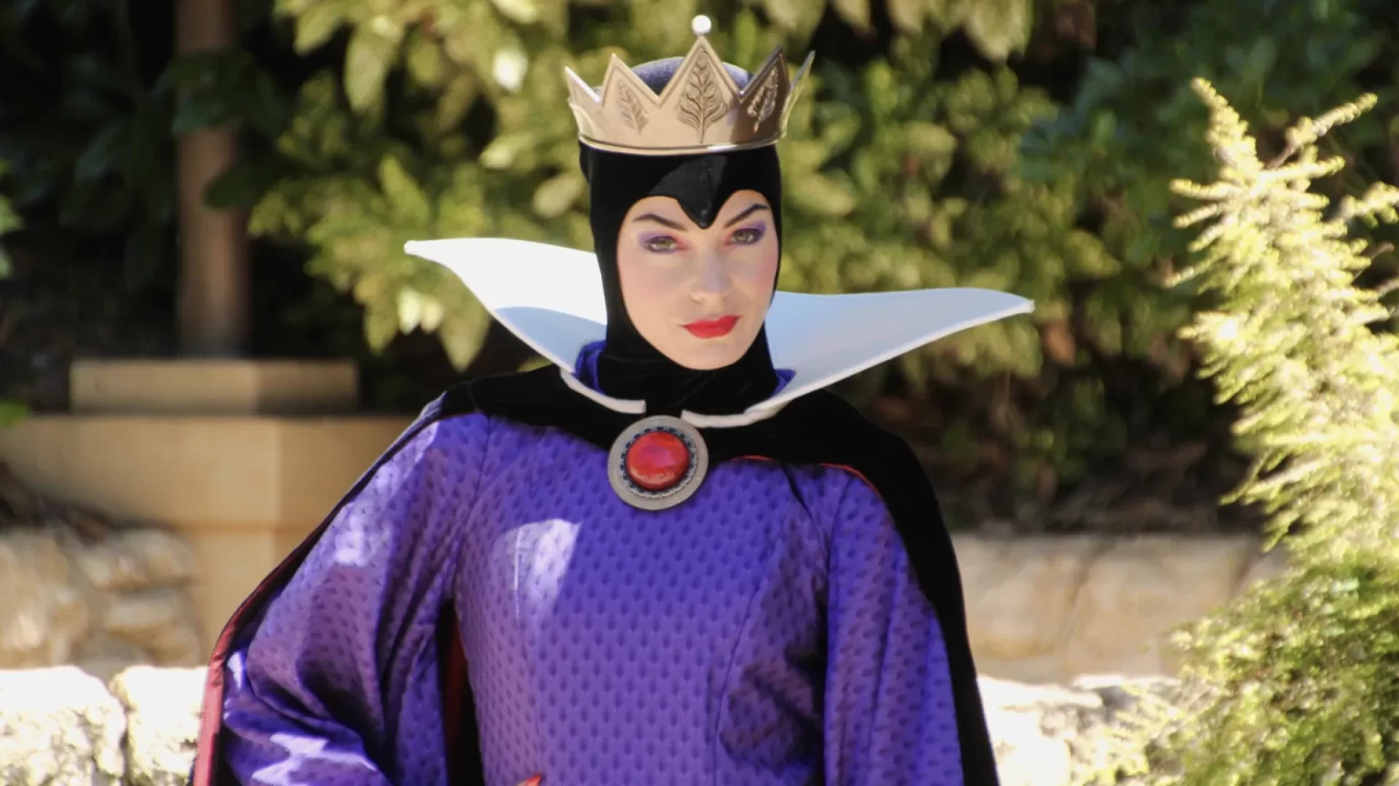 Disneyland Paris The Evil Queen • Meet and Greet with The Evil Queen at Disneyland Paris • Photo with The Evil Queen at Disneyland Paris.