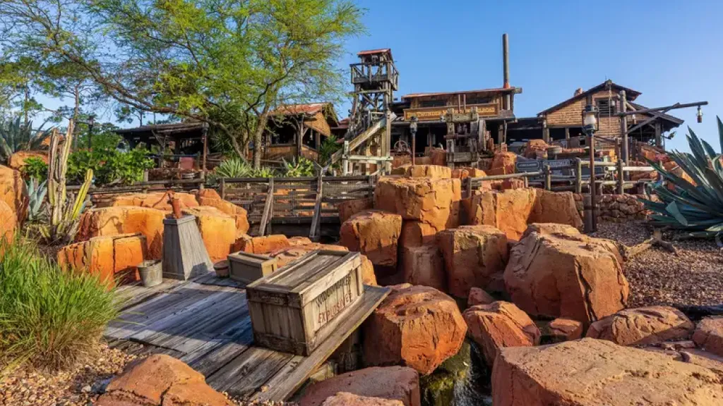 Disneyland Paris Crates and canyon rocks