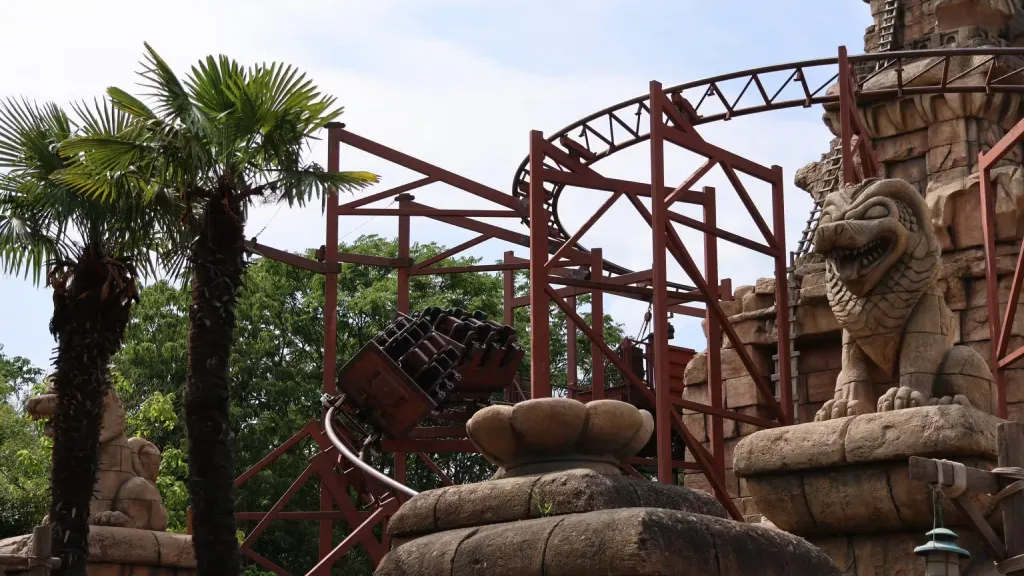 Disneyland Paris High-speed temple twists