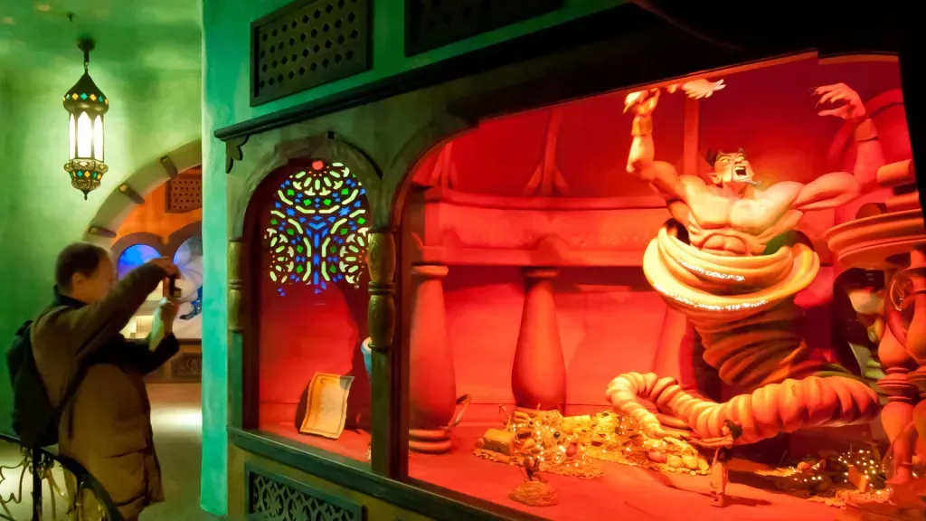 Disneyland Paris Showdown between Jafar and Aladdin