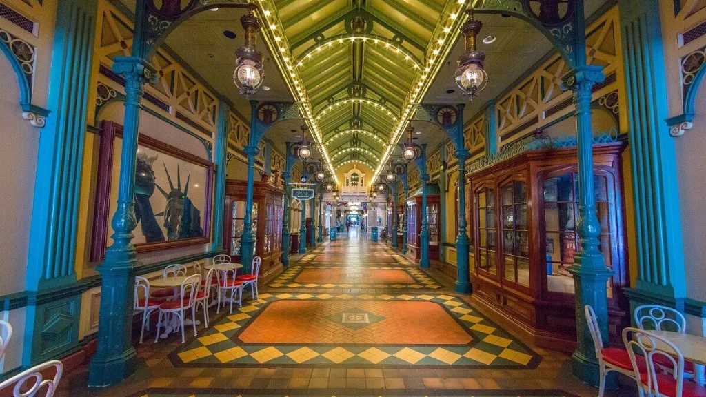 Disneyland Paris Interior of Liberty Arcade