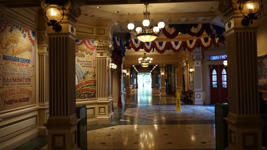 Disneyland Paris Elegant hall of Liberty Arcade