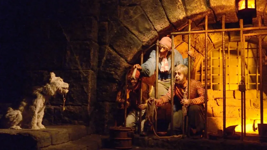 Disneyland Paris Pirates trying to escape