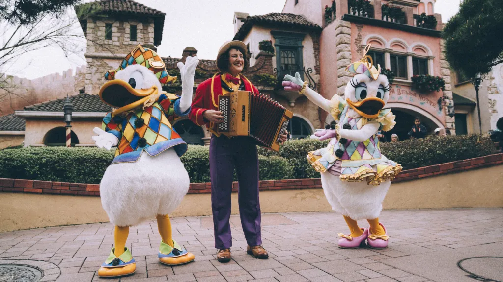 Disneyland Paris Donald and Daisy’s Accordionist show