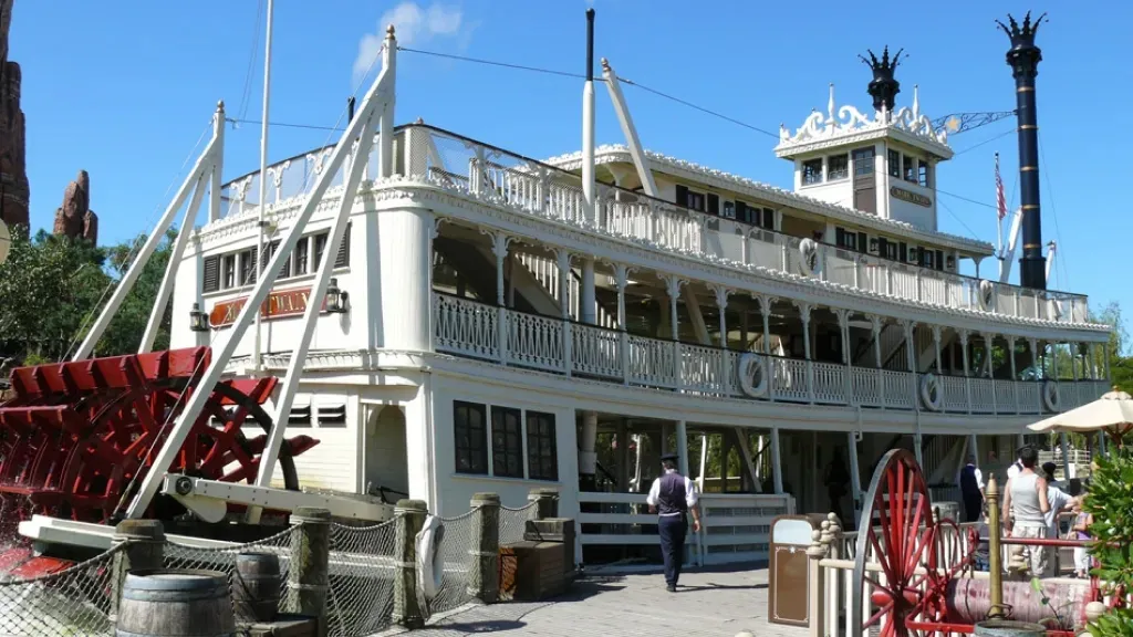 Disneyland Paris Riverboat at the dock