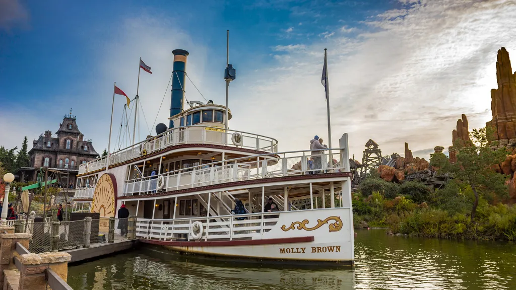 Disneyland Paris Relax and admire the view on the riverboat