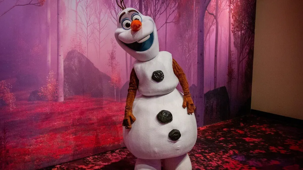 Disneyland Paris Warm Hugs from Olaf