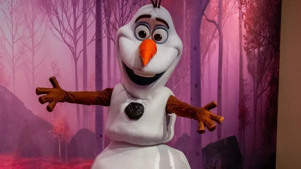 Disneyland Paris Warm hugs from Olaf