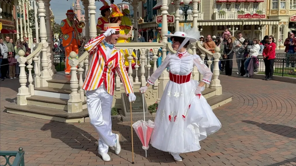 Disneyland Paris Mary Poppins dances with Bert