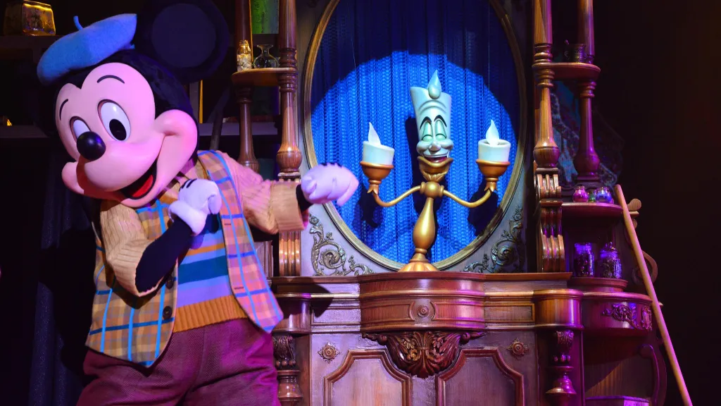 Disneyland Paris Mickey talks with Lumière