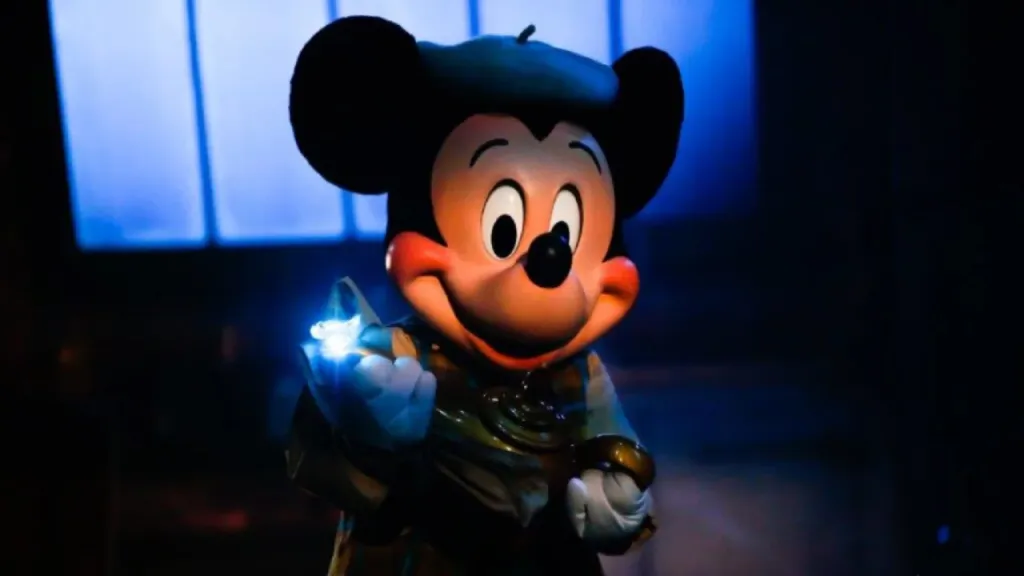 Disneyland Paris Everything in Mickey’s hands