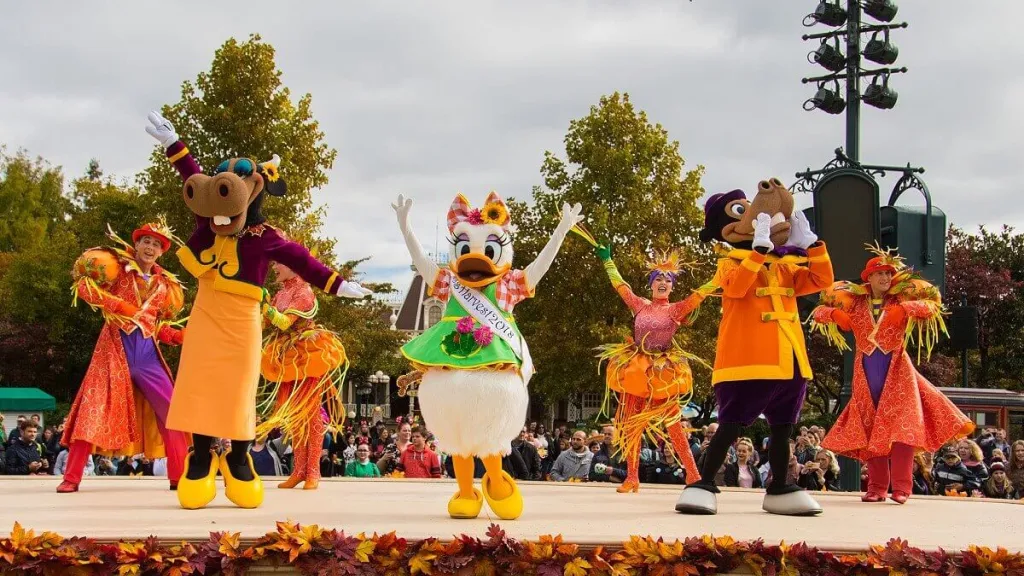 Disneyland Paris Daisy and Clarabelle on stage
