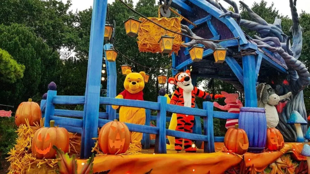 Disneyland Paris Winnie the Pooh with his friends