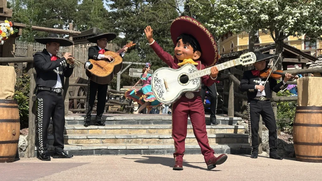 Disneyland Paris Miguel greets the guests