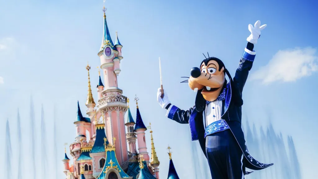 Disneyland Paris Maestro Goofy on stage
